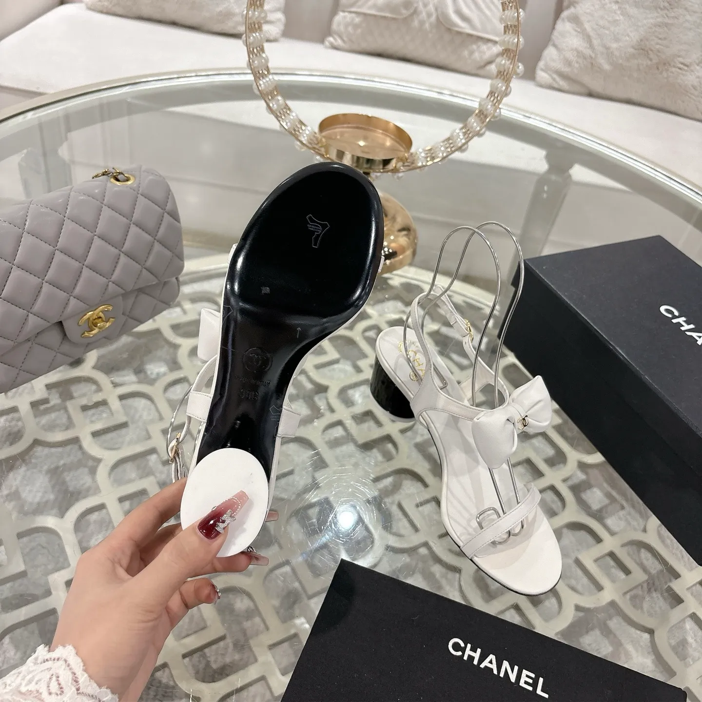 👟👟Ex-factory price 560👟👟 CHANEL 25ss spring and summer new counter top double C bow sandals. This classic design; bow with double C embellishment, playful and elegant, multiple color matching elements... Diversified mix and match is very beautiful and versatile, very light and comfortable on the feet, super delicate and elegant... ꫛꫀꪝ Go➫ Material: Upper: Original customized imported sheepskin Inner: Original custom-made sheepskin lining Outsole: Original custom-made Italian through-dyed genuine leather outsole Size: 35–40 (40 and 41 are custom-made and cannot be returned or exchanged)